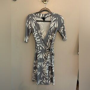 H&M gray and white tie dress in size 2 with fireworks geometric design